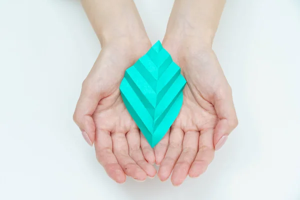 Una Mujer Sosteniendo Una Hoja Hecha Origami — Foto de Stock