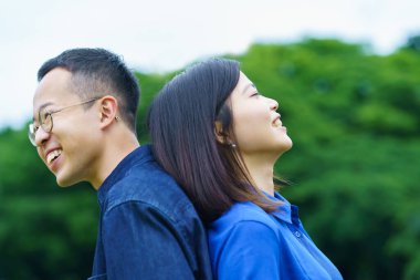 Sırt sırta vermiş genç bir çift