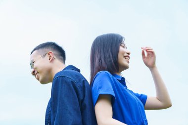 Sırt sırta vermiş genç bir çift