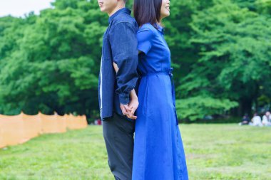 Sırt sırta vermiş genç bir çift