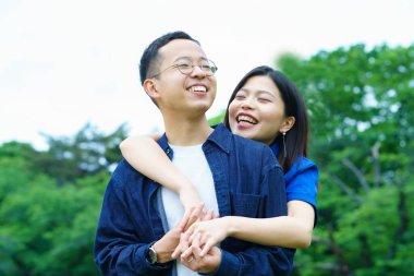 Genç çift gülümsüyor.