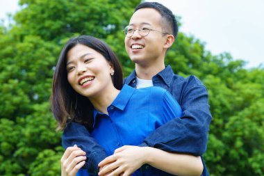 Genç çift gülümsüyor.