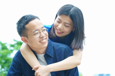 Genç çift gülümsüyor.