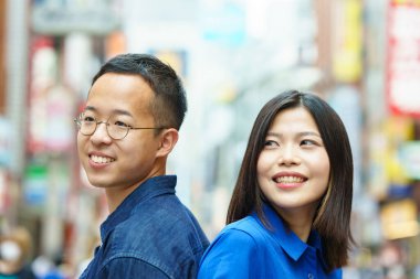 Sırt sırta verip duran genç bir çift