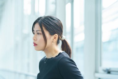 Stresli tuvaleti olan genç bir iş kadını