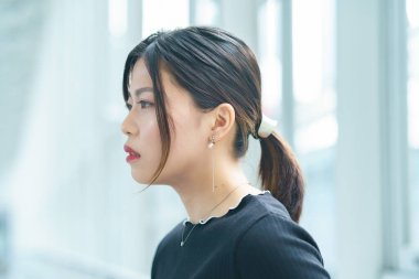 Stresli tuvaleti olan genç bir iş kadını