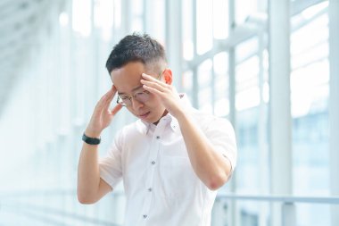 Stresli bakışları olan genç bir iş adamı.