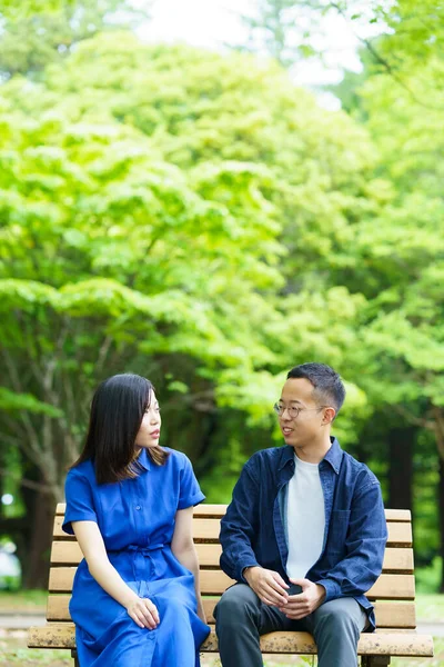 Yeşil Bir Parkta Bankta Sohbet Eden Genç Bir Çift — Stok fotoğraf