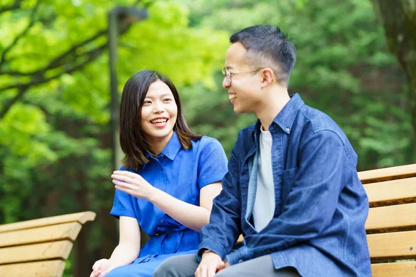 Young Couple Chatting Bench Green Park — стоковое фото