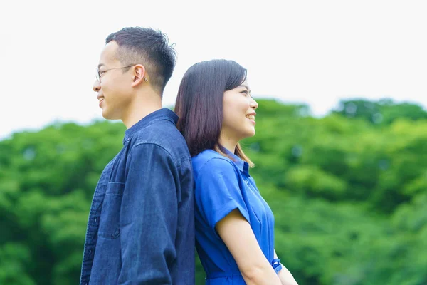 Young Couple Standing Back Back Smile — Stockfoto