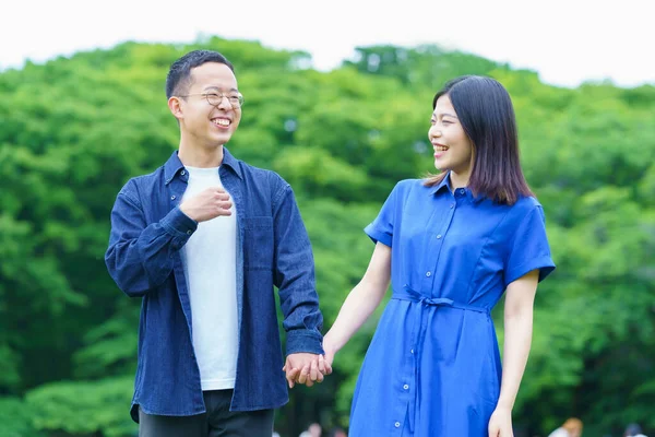 Young Couple Taking Walk Smile Fresh Green — Stockfoto