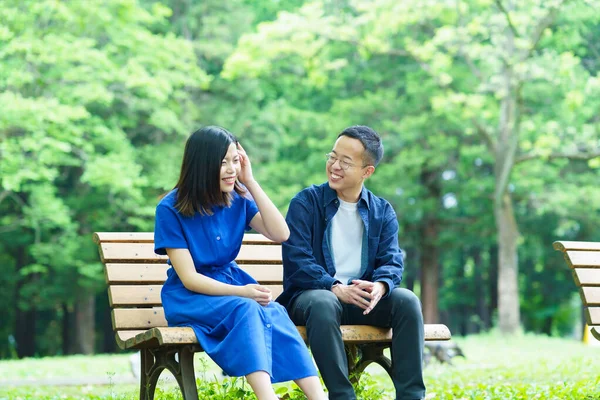 Young Couple Chatting Bench Green Park — стоковое фото