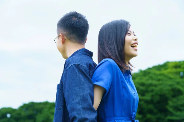 Young Couple Standing Back Back Smile — Stockfoto