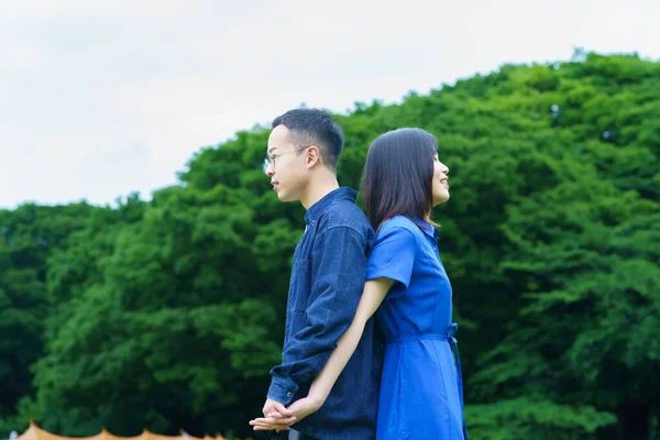 Sırt sırta vermiş genç bir çift