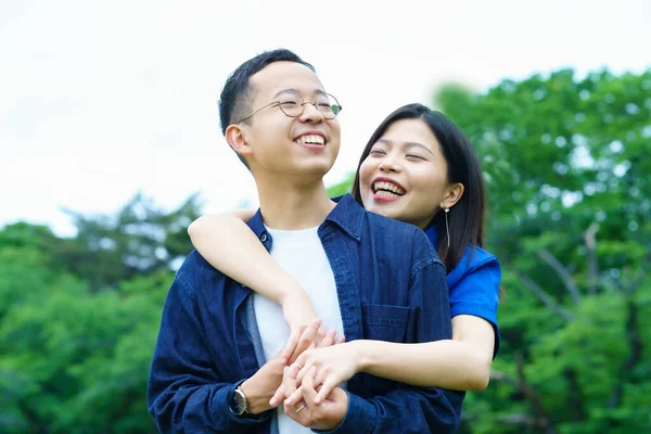 Genç çift gülümsüyor.