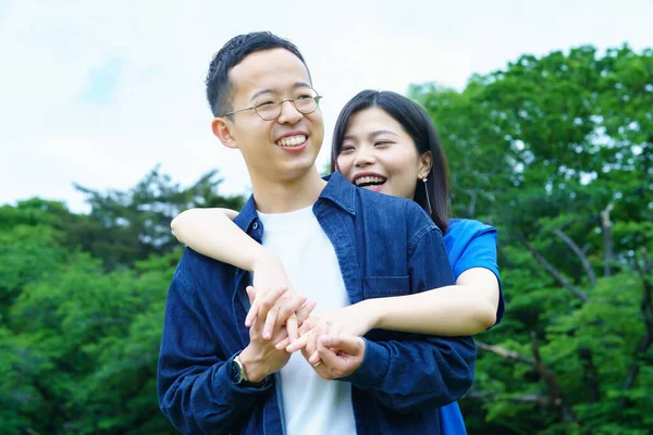 Young Couple Hugging Smile — Stockfoto