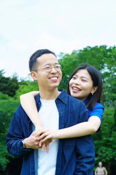 Young Couple Hugging Smile — ストック写真