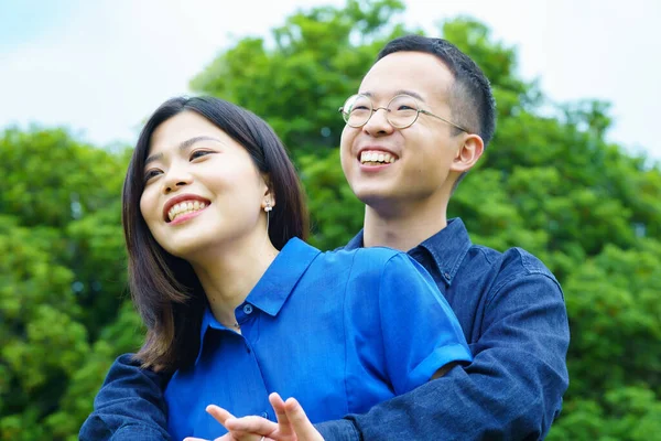 Young Couple Hugging Smile — ストック写真