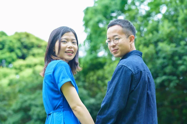 Young Couple Taking Walk Smile Fresh Green — Fotografie, imagine de stoc