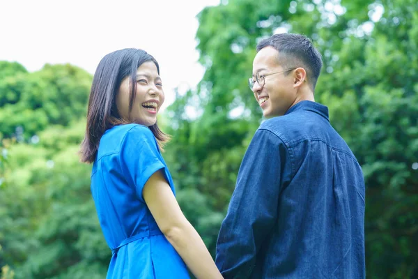 Jeune Couple Promène Avec Sourire Dans Vert Frais — Photo