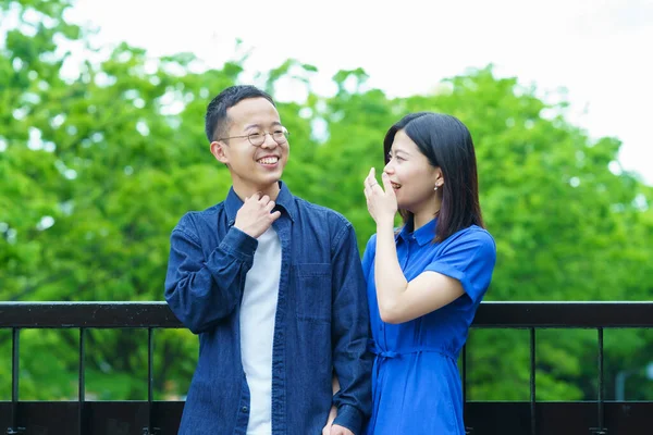 Young Couple Chatting Fresh Green Park — Stockfoto