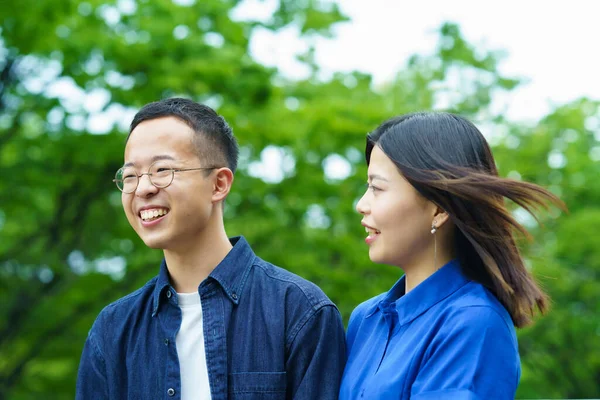 Een Jong Stel Aan Het Kletsen Een Fris Groen Park — Stockfoto