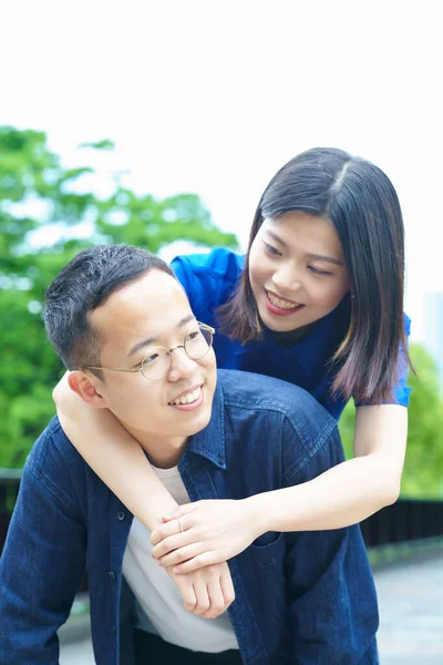 Young Couple Hugging Smile — ストック写真