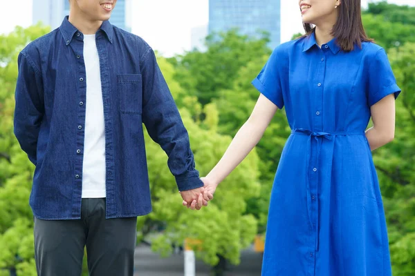 Young Couple Walking Hand Hand Park — ストック写真