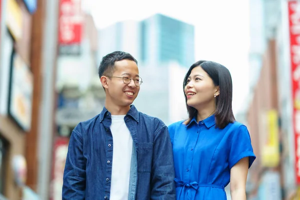 Young Couple Dating Happily City — ストック写真