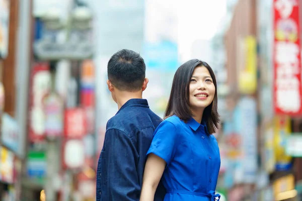 Young Couple Standing Back Back Smile City — ストック写真