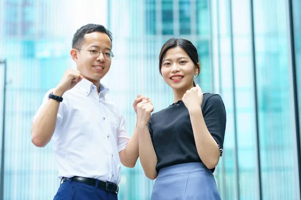 Junge Geschäftsleute Männer Und Frauen Die Mut Haben — Stockfoto