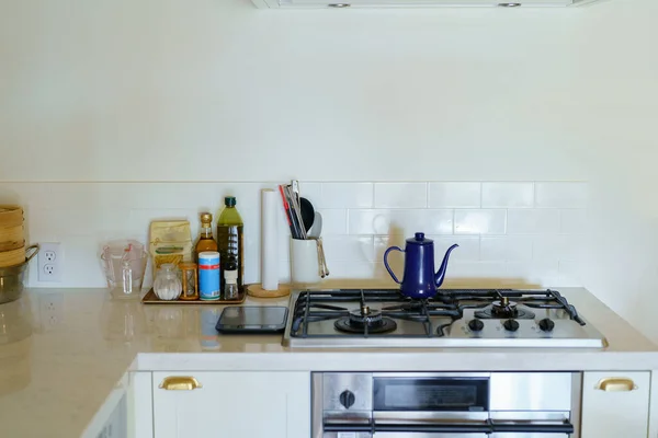 Cocina Luminosa Con Paredes Blancas Apartamento — Foto de Stock