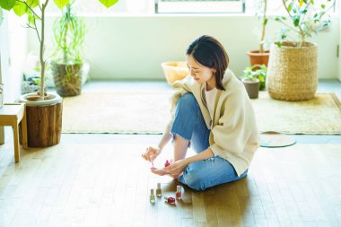Odada ayak parmaklarına jöle süren bir kadın.