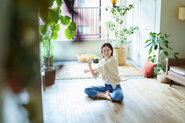 Asyalı kadın odada geriniyor.