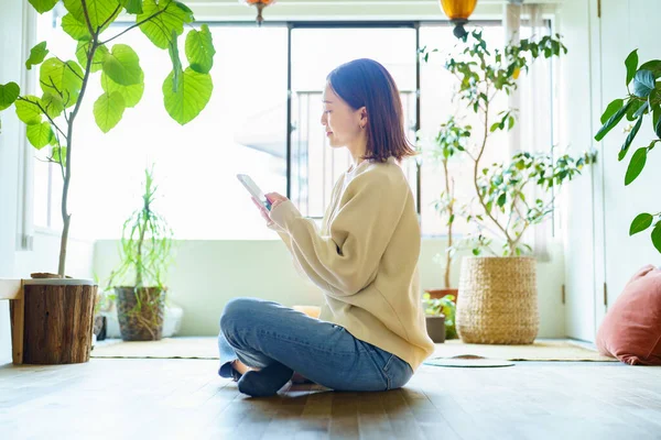 Woman Holding Smartphone Greenly Room — Foto de Stock