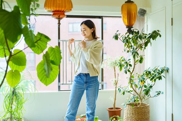 Asyalı kadın odada geriniyor.