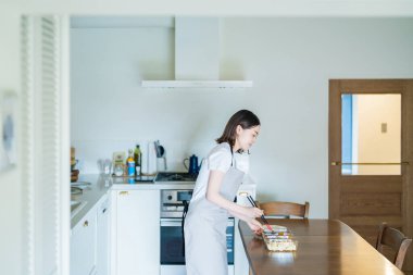 Hazır mezeleri tabağa koyan bir kadın.