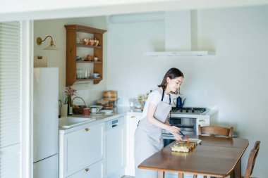Hazır mezeleri tabağa koyan bir kadın.