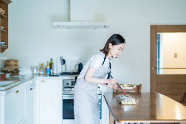 Hazır mezeleri tabağa koyan bir kadın.