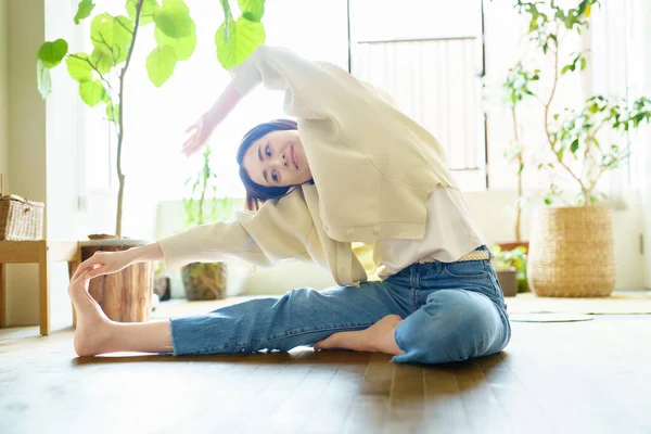 Asian Woman Stretching Room — Stockfoto