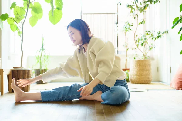 Asian Woman Stretching Room — Φωτογραφία Αρχείου