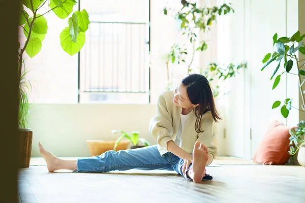 Asyalı kadın odada geriniyor.