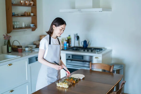 Woman Who Puts Prepared Side Dishes Plate — ストック写真