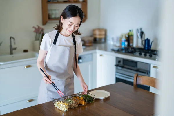 Woman Who Puts Prepared Side Dishes Plate — 图库照片