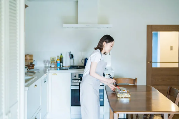 Woman Who Puts Prepared Side Dishes Plate — стоковое фото