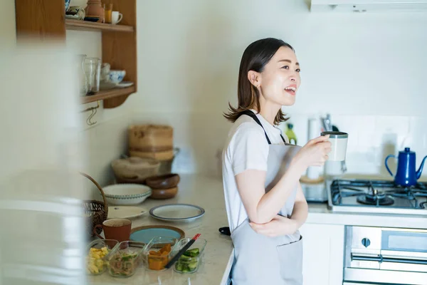 Seorang Wanita Bersantai Dapur Saat Memasak — Stok Foto