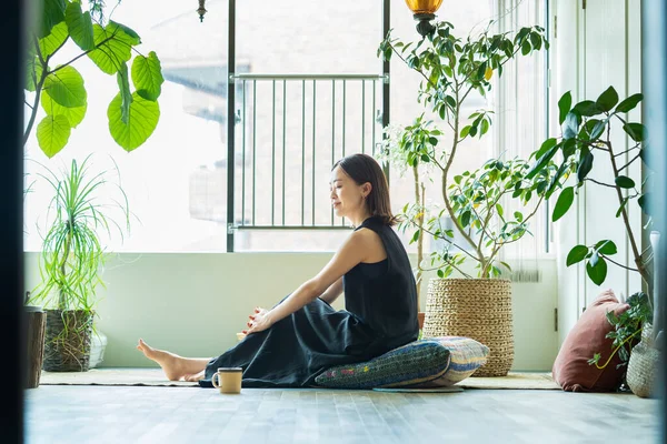 Una Mujer Relajándose Rodeada Plantas Follaje Habitación —  Fotos de Stock