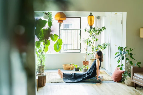 Woman Relaxing Surrounded Foliage Plants Room —  Fotos de Stock