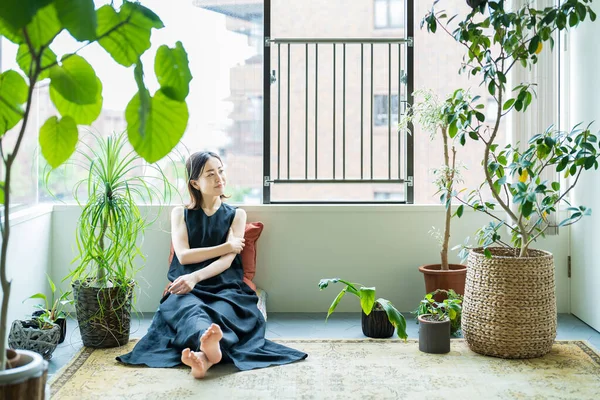 Una Mujer Relajándose Rodeada Plantas Follaje Habitación —  Fotos de Stock