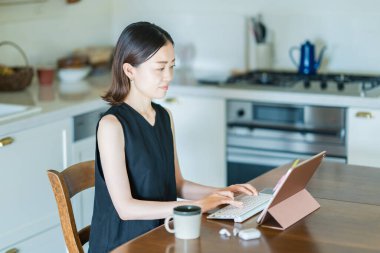 Odada çalışan rahat bir kadın.